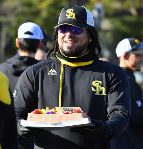 誕生日ケーキをソフトバンクナインから贈られて笑顔を見せるオスナ（撮影・岩下翔太）