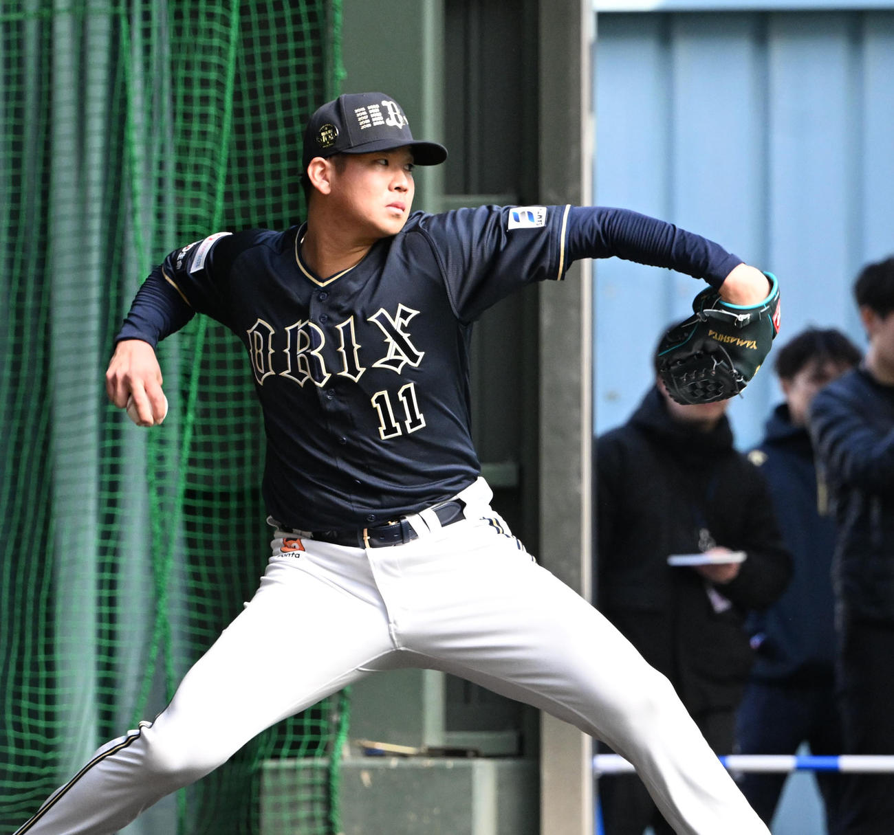 初ブルペンで力強い球を投げ込むオリックス山下（撮影・和賀正仁）