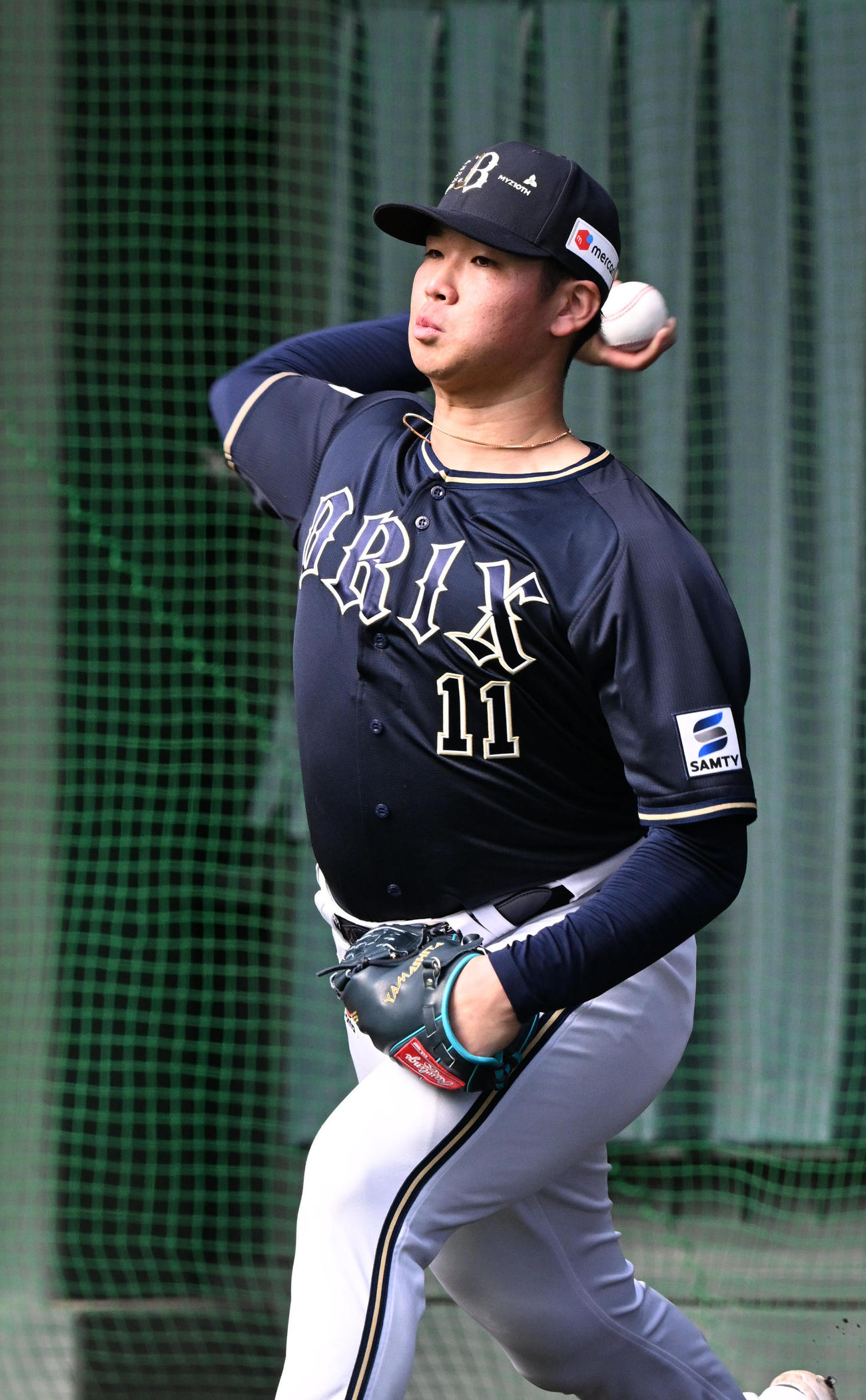 初ブルペンで力強い球を投げ込むオリックス山下（撮影・和賀正仁）