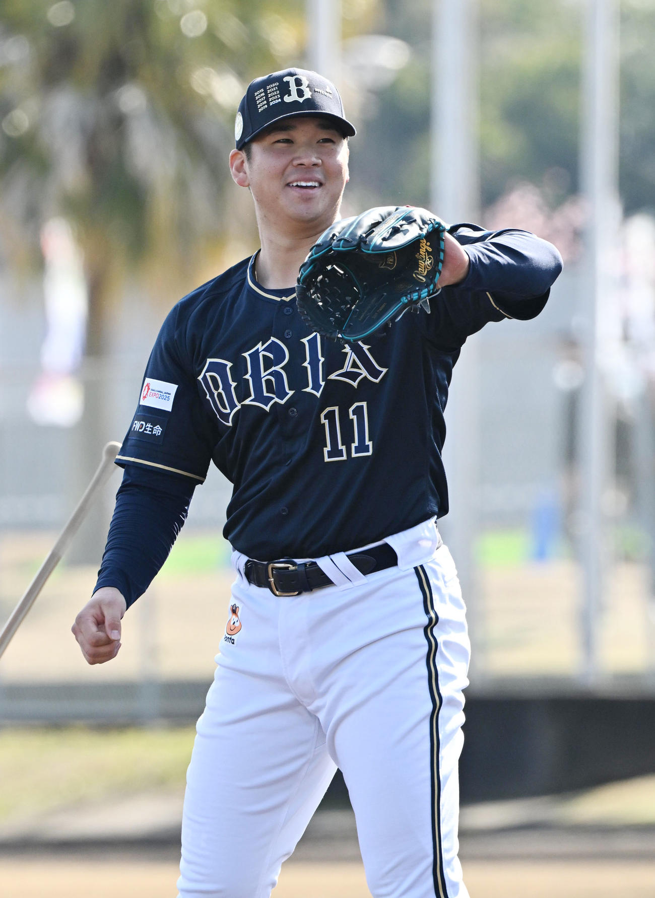 笑顔でキャッチボールするオリックス山下（撮影・和賀正仁）