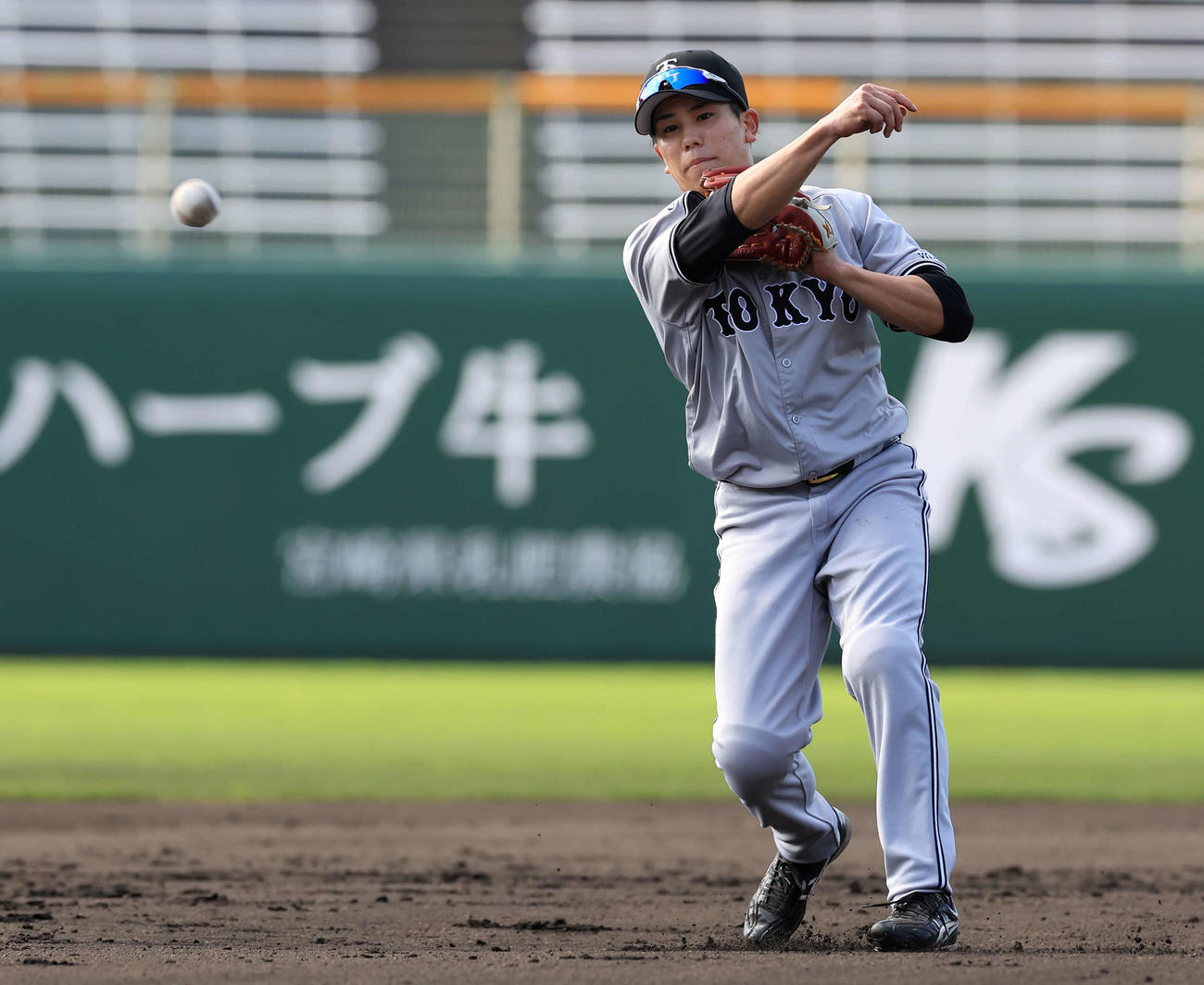 シートノックで三塁送球する巨人門脇（撮影・浅見桂子）