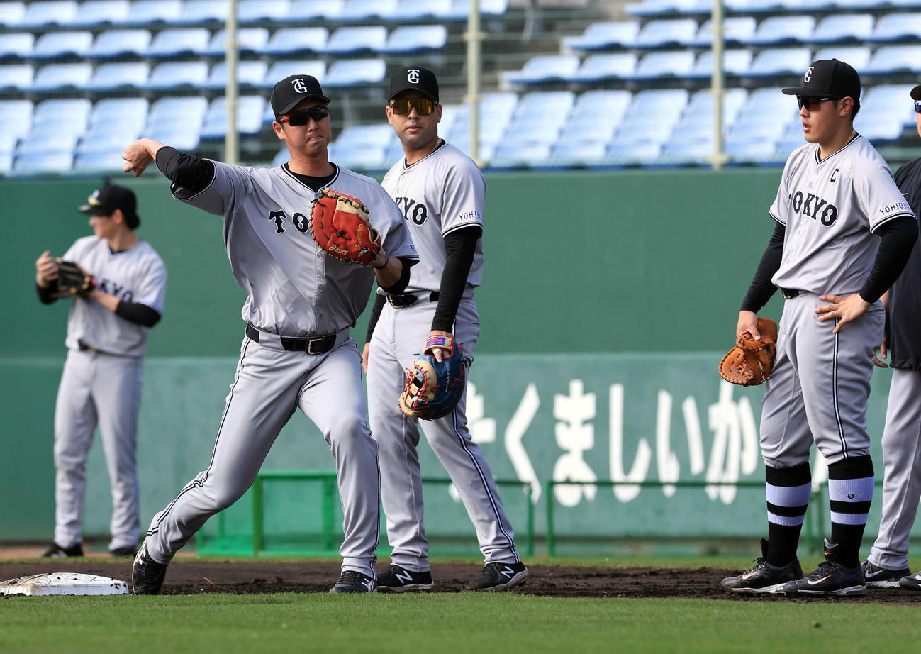 シートノックで本塁送球する巨人秋広（左）（撮影・浅見桂子）