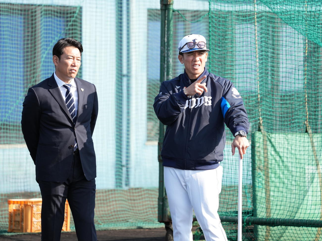 西武南郷キャンプ2日目、西武南郷キャンプを訪問した侍ジャパン日本代表の井端監督は西武松井監督（右）と談笑する（撮影・小沢裕）