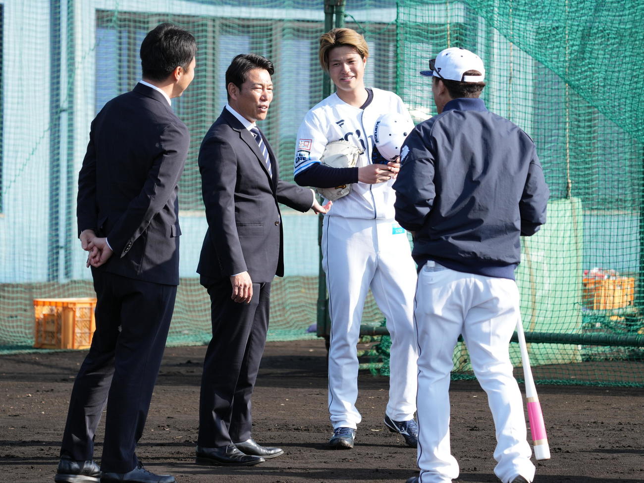 西武南郷キャンプ2日目、西武南郷キャンプを訪問した侍ジャパン日本代表の井端監督（左から2人目）はあいさつに来た甲斐野と談笑する（撮影・小沢裕）