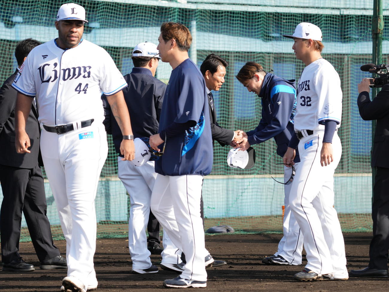 西武南郷キャンプ2日目、西武南郷キャンプを訪問した侍ジャパン日本代表の井端監督はあいさつに来た西武源田（右から2人目）と握手する（撮影・小沢裕）