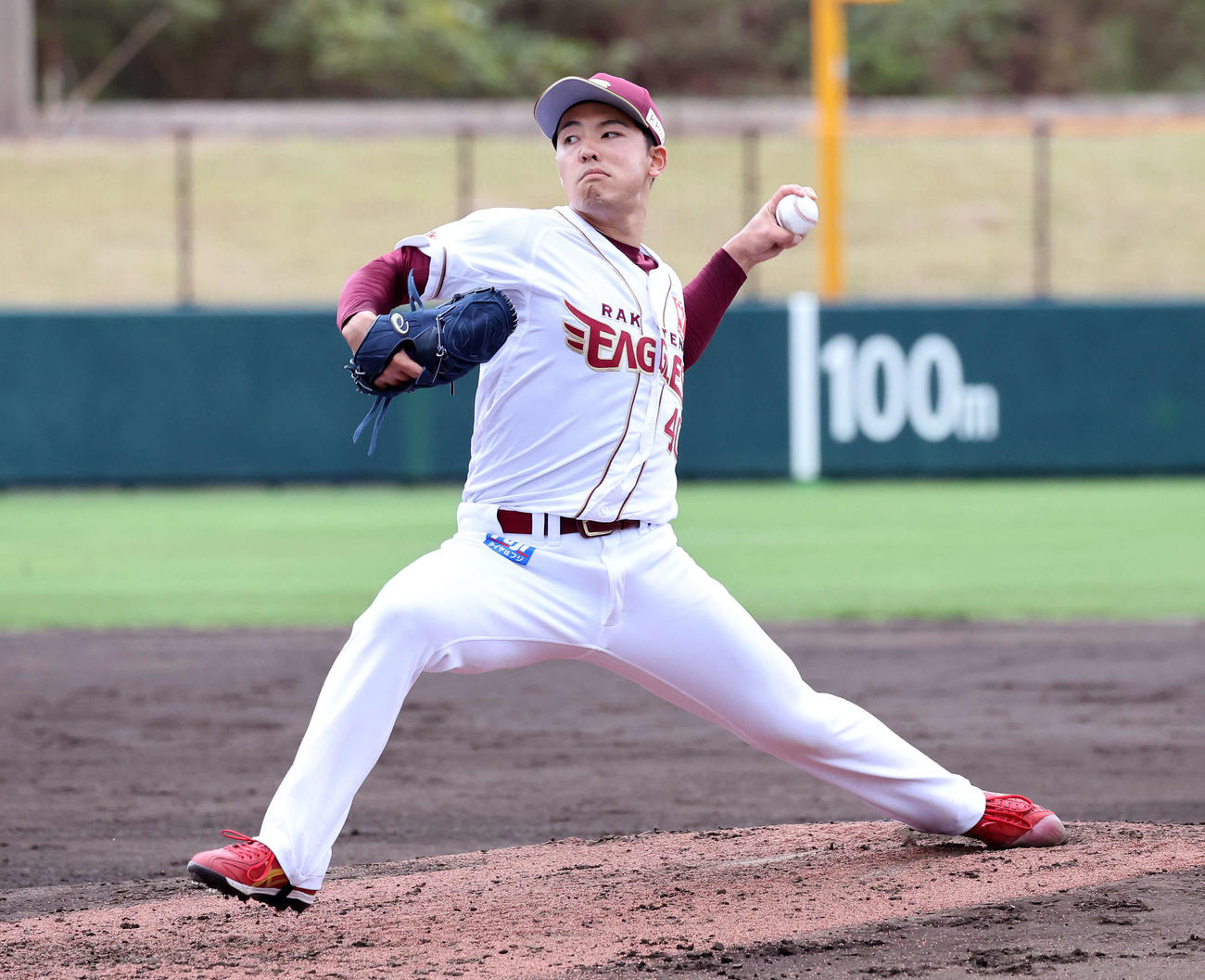 シート打撃で力投する楽天桜井（撮影・鈴木正人）