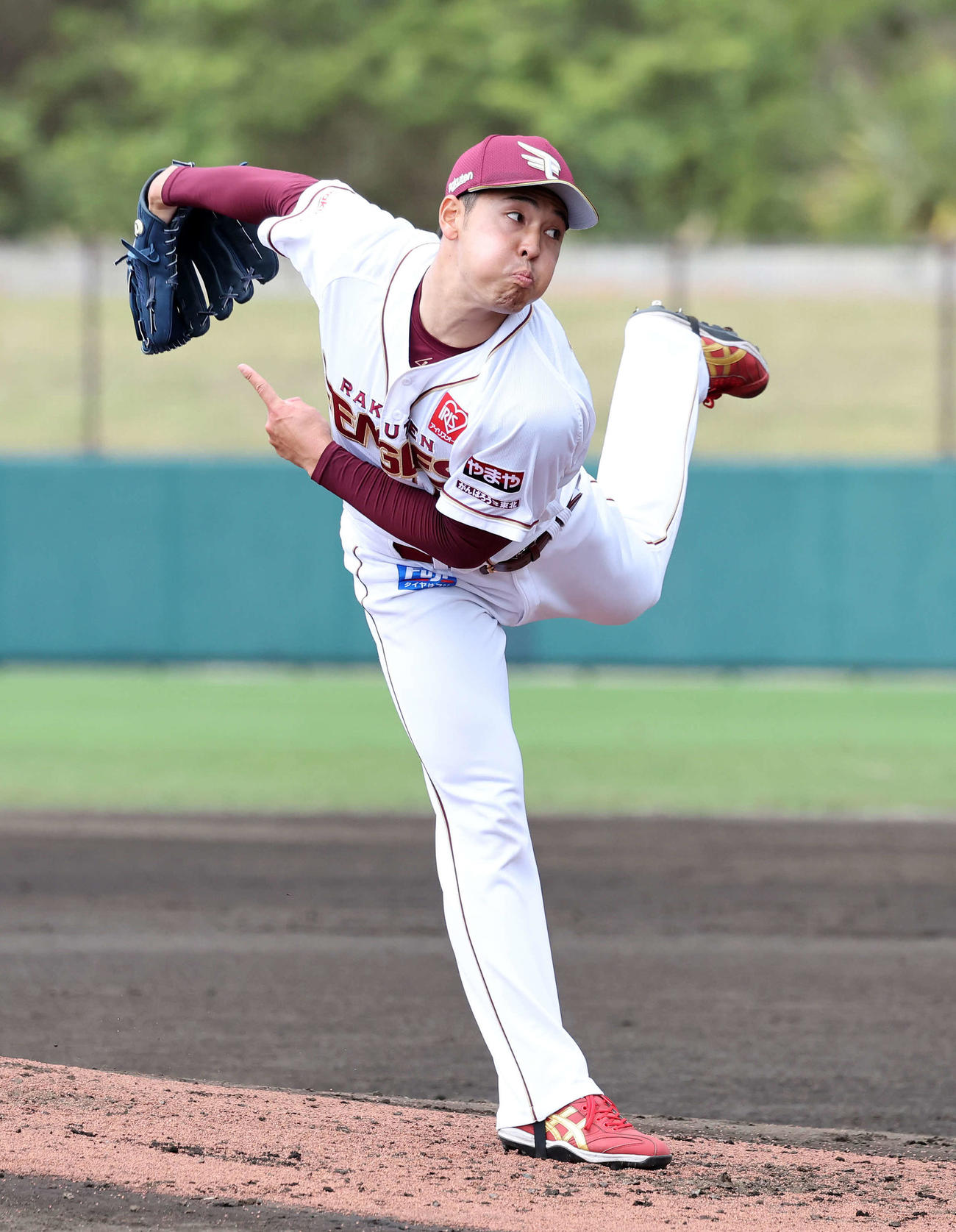シート打撃で力投する楽天桜井（撮影・鈴木正人）