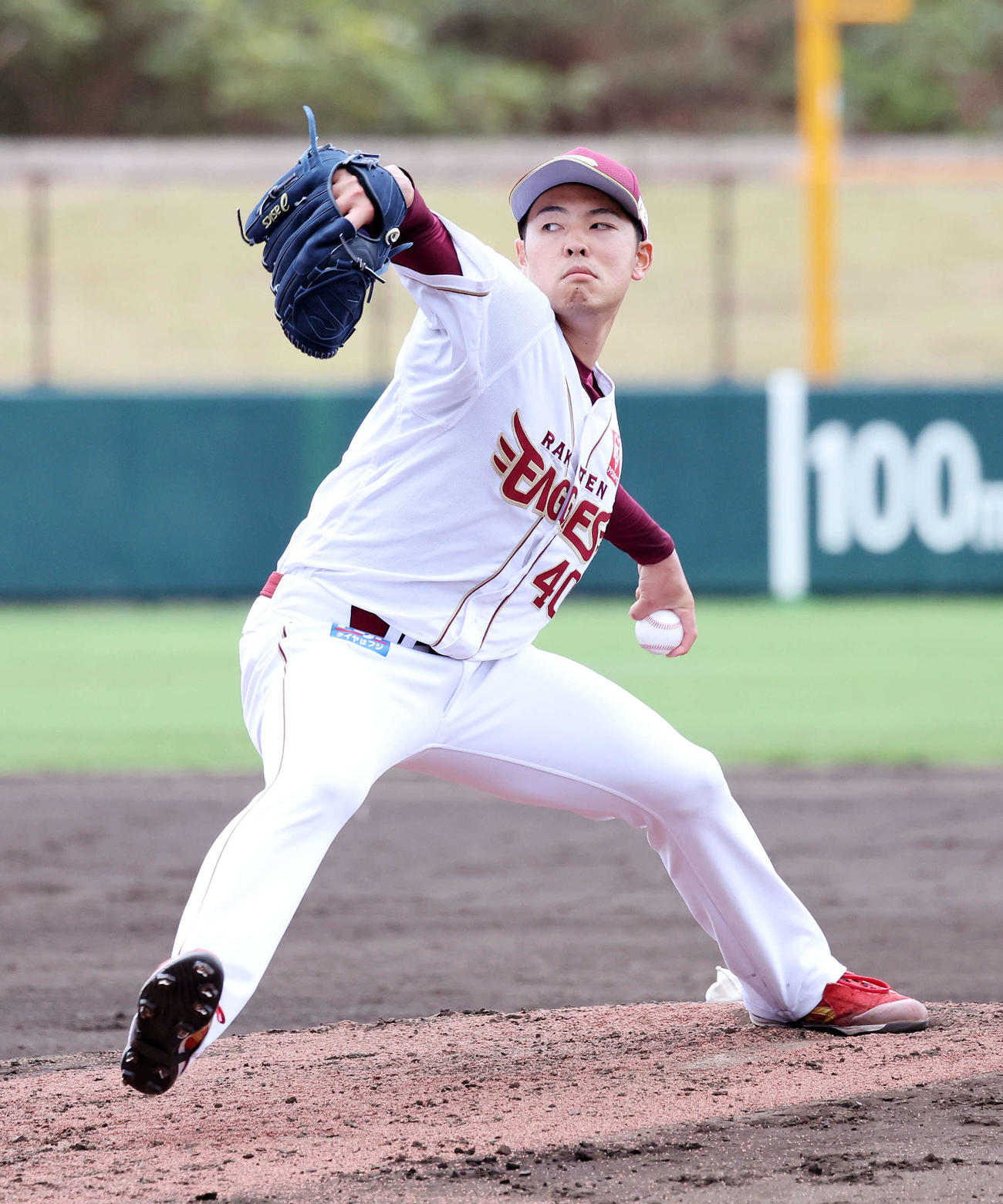 シート打撃で力投する楽天桜井（撮影・鈴木正人）