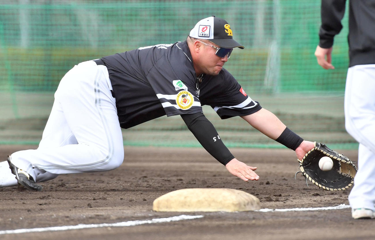 特守でダイビングキャッチするソフトバンク山川（撮影・岩下翔太）