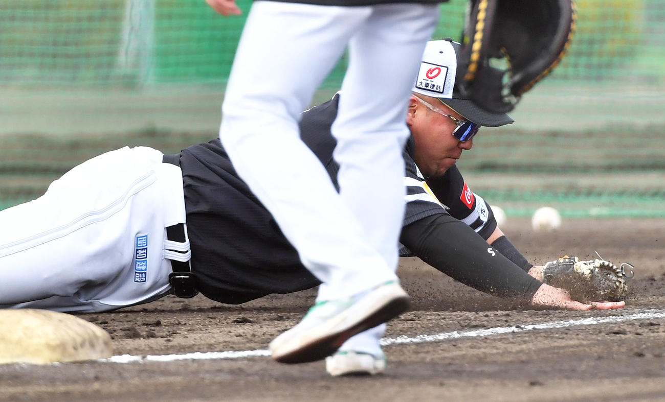 特守でダイビングキャッチするソフトバンク山川（撮影・岩下翔太）