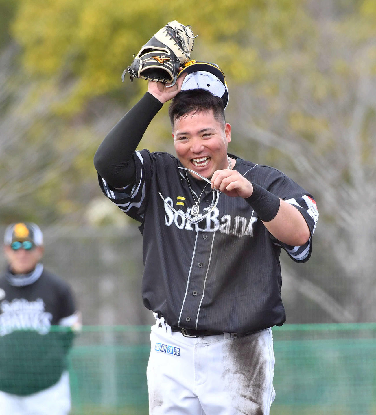 一塁の特守を終えて一礼するソフトバンク山川（撮影・岩下翔太）