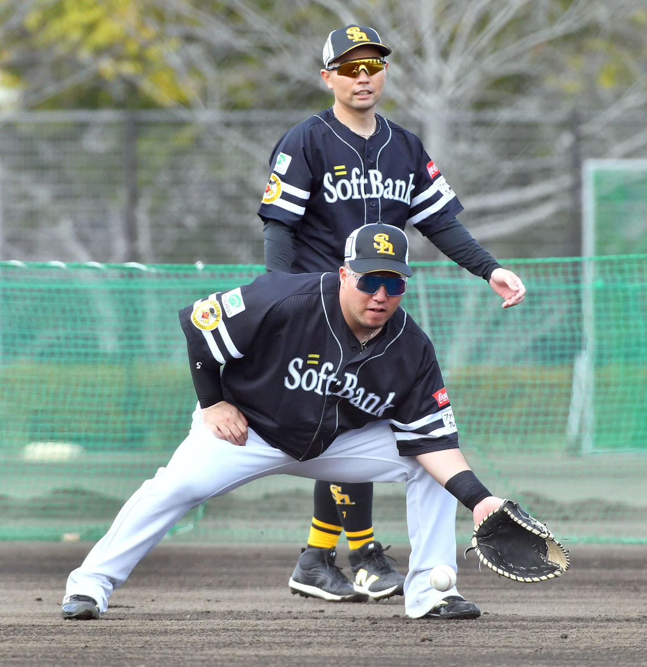 一塁の特守を行うソフトバンク山川（手前）と中村晃（撮影・岩下翔太）