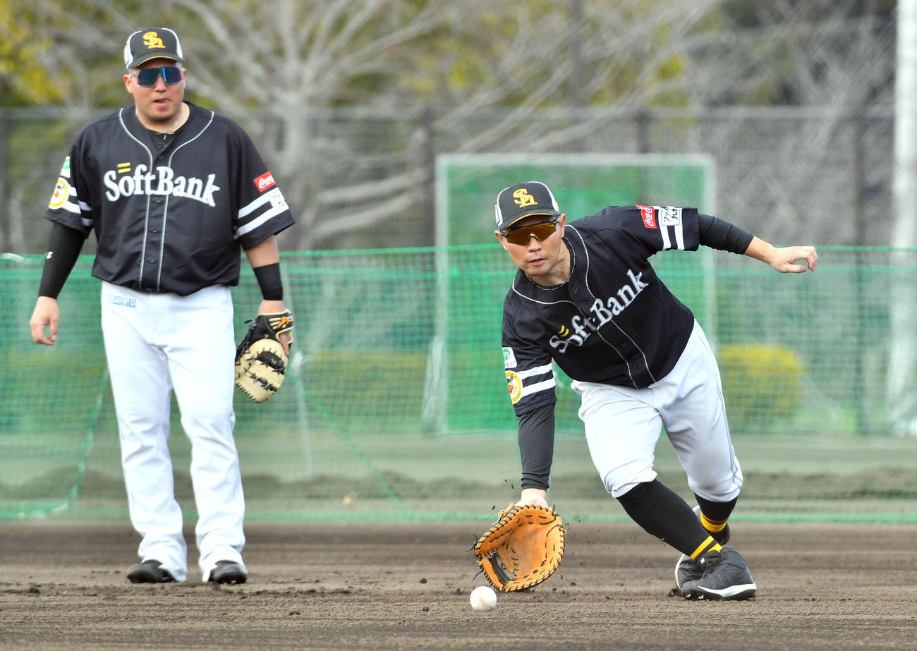 一塁の特守を行うソフトバンク中村晃（右）と山川（撮影・岩下翔太）