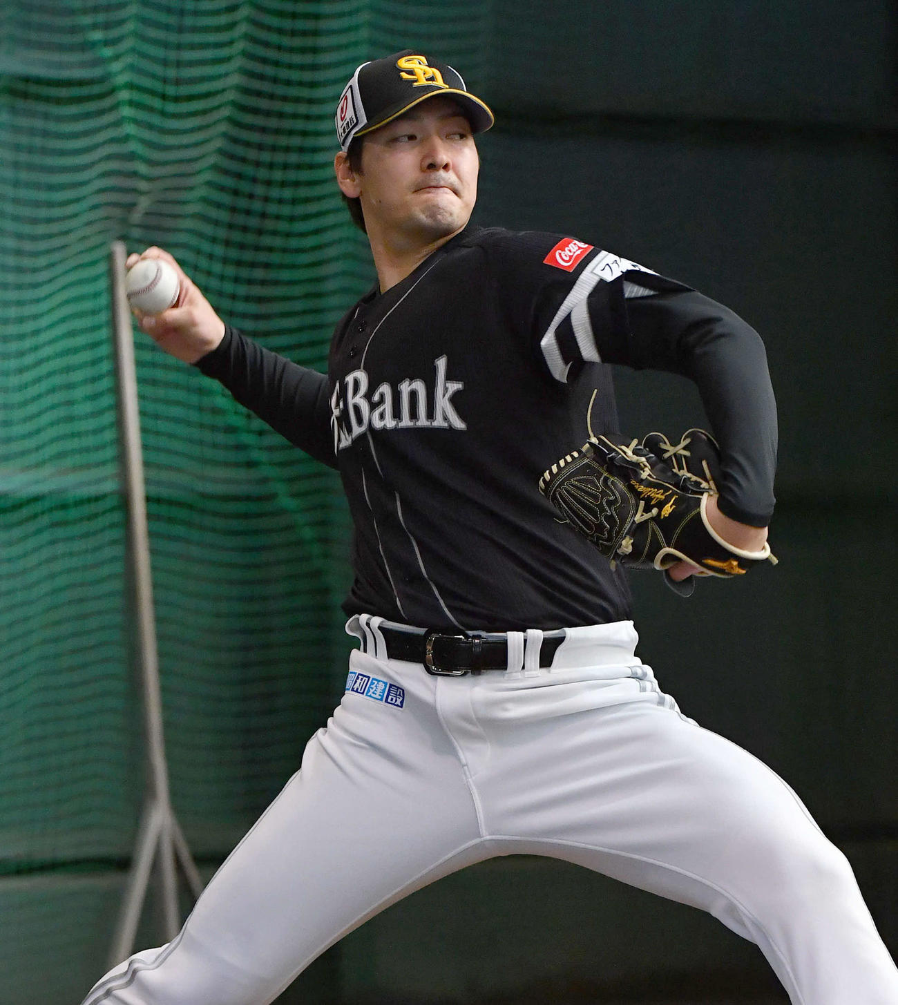 ブルペンで投げ込むソフトバンク有原（撮影・岩下翔太）