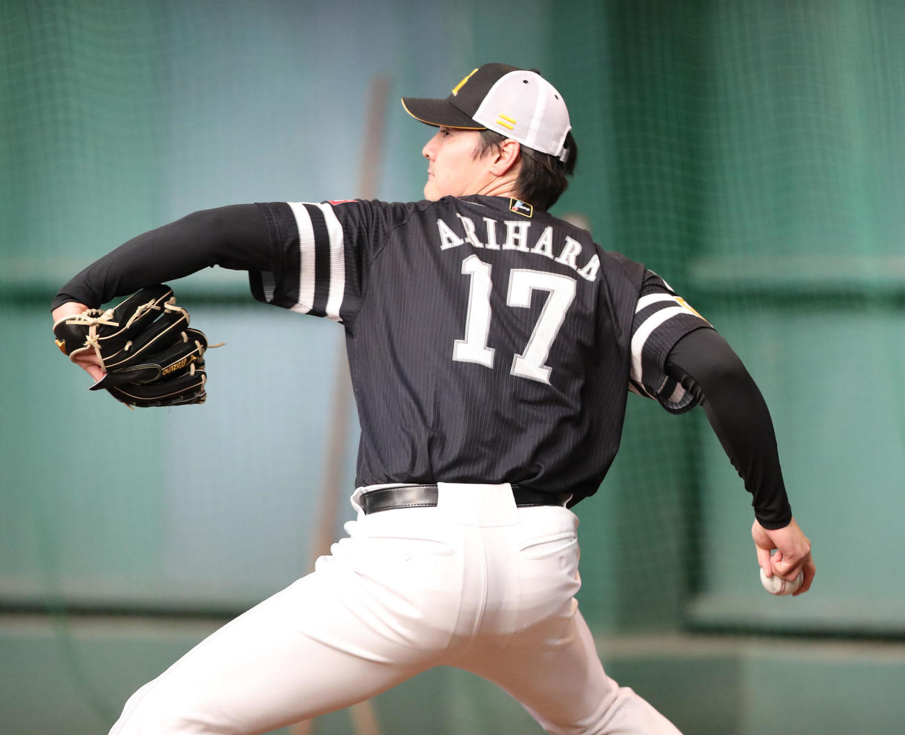 ブルペンに入った有原は丁寧に投げ込む（撮影・梅根麻紀）