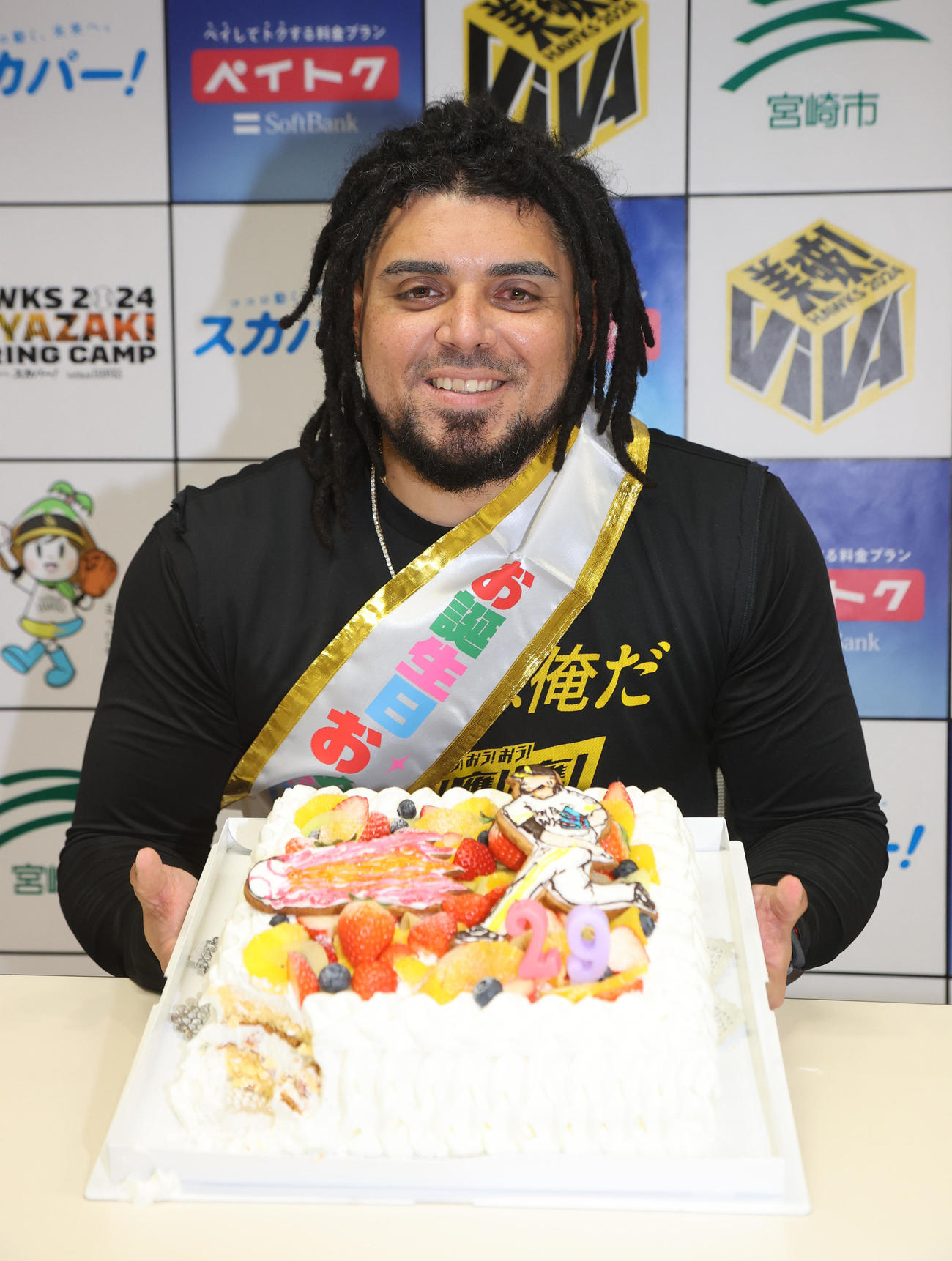 29歳の誕生日を迎えたオスナは、ケーキを贈られ笑顔を見せる（撮影・梅根麻紀）