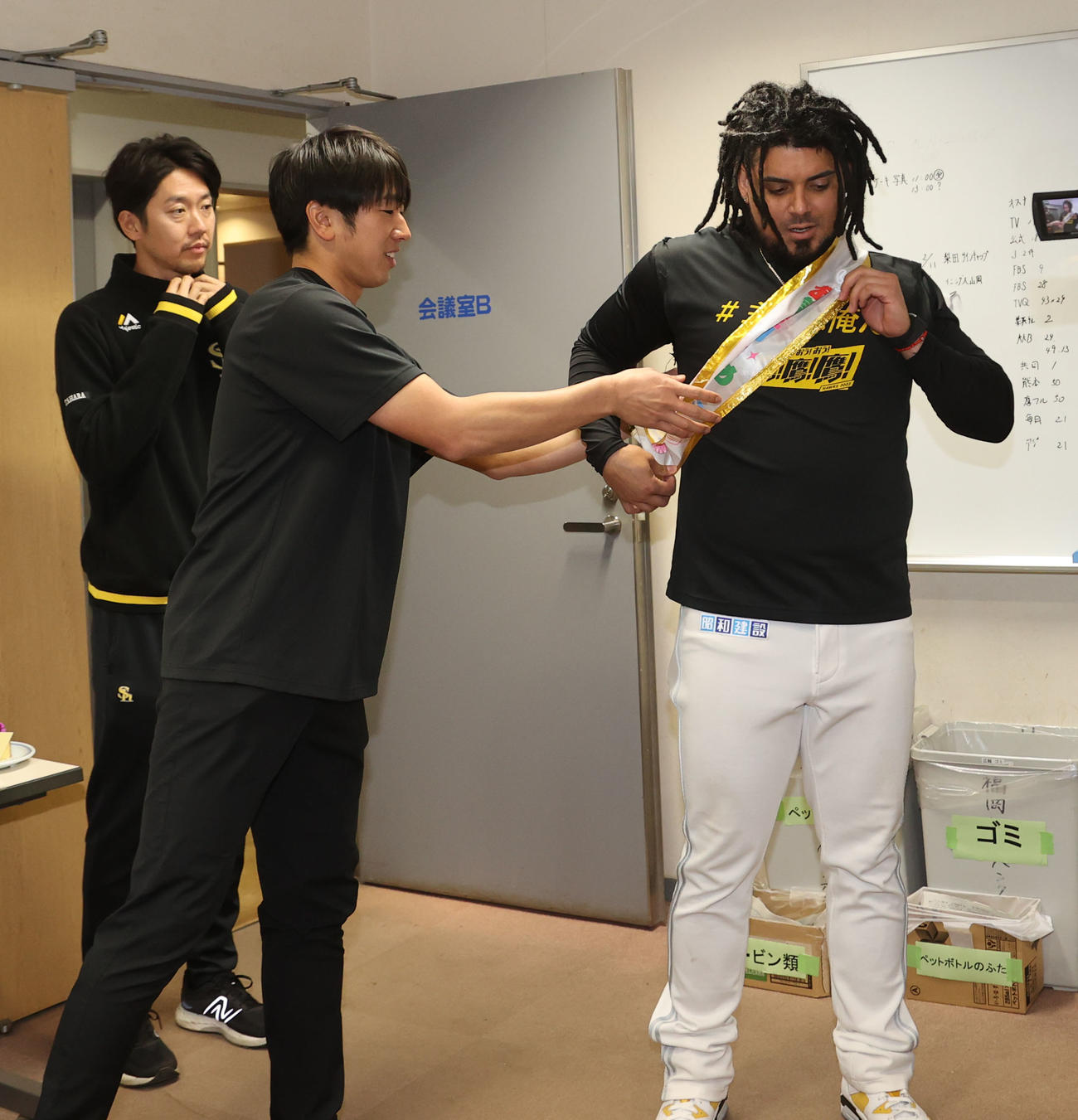 7日で29歳を迎えたオスナはお祝いを喜ぶ（撮影・梅根麻紀）