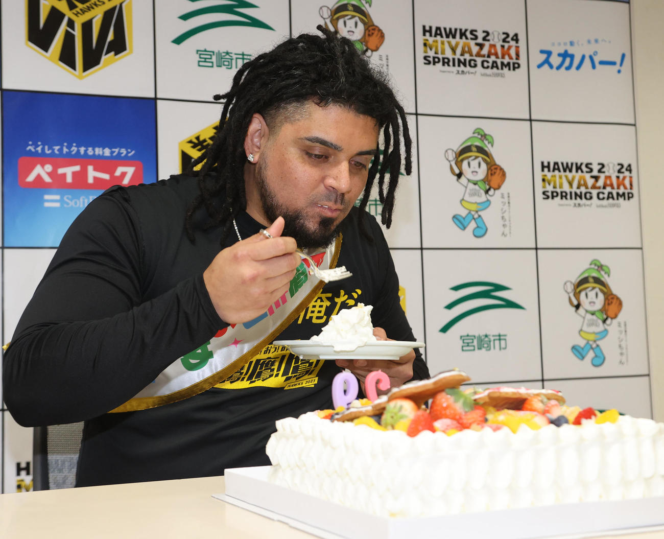 29歳の誕生日を迎えたオスナは、お誕生ケーキをほおばる（撮影・梅根麻紀）