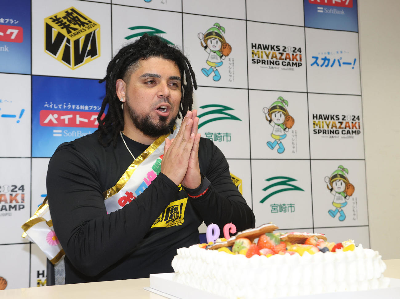 29歳の誕生日を迎えたオスナは、ケーキを贈られ手を合わせる（撮影・梅根麻紀）