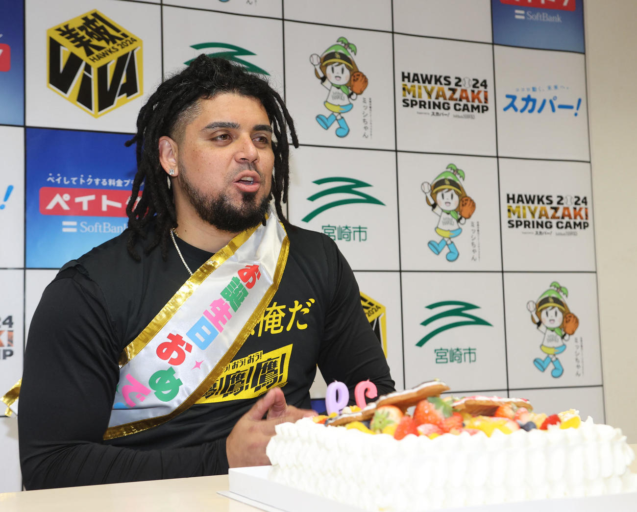 7日で29歳を迎えたオスナはケーキを贈られてとっても嬉しそう（撮影・梅根麻紀）