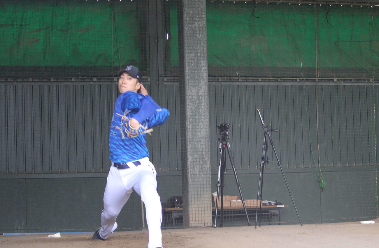 ブルペンでボールを投げ込むDeNA入江（撮影・久保賢吾）