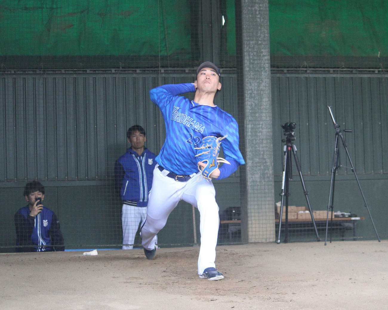 ブルペンでボールを投げ込むDeNA入江（撮影・久保賢吾）
