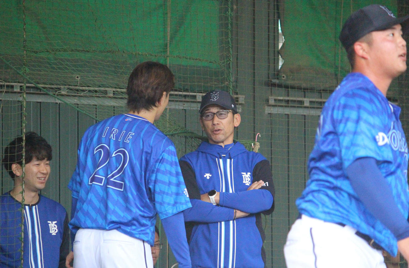 ブルペンで会話するDeNA三浦監督と入江（撮影・久保賢吾）