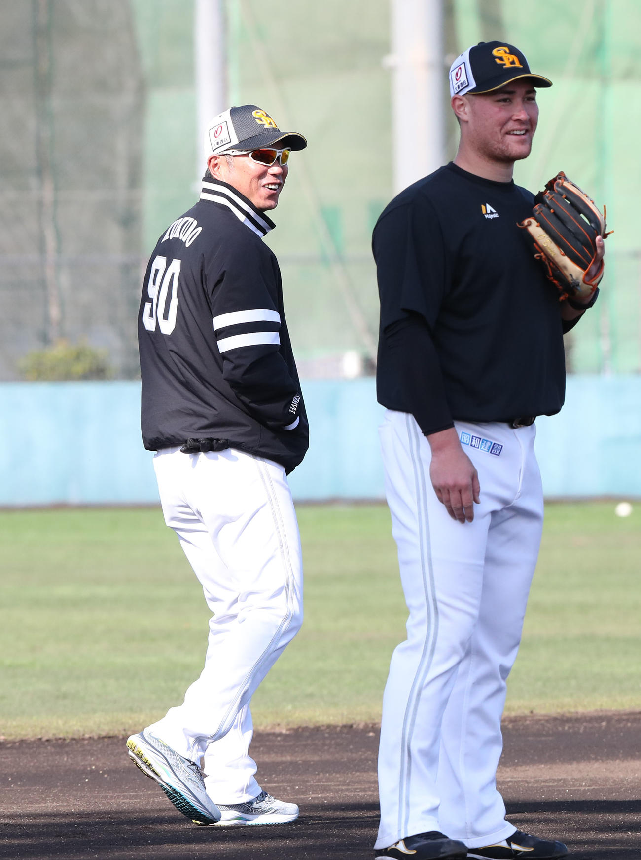 守備練習中に小久保監督から声をかけられるリチャード（撮影・梅根麻紀）