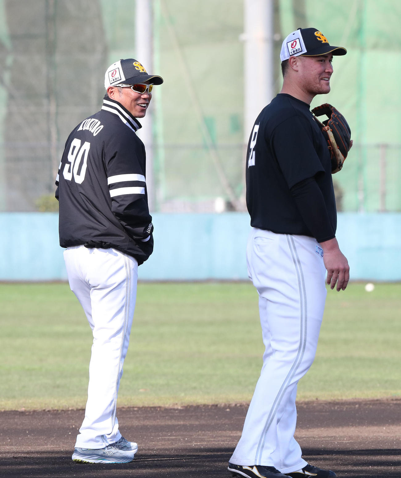 守備練習中に小久保監督から声をかけられるリチャード（撮影・梅根麻紀）