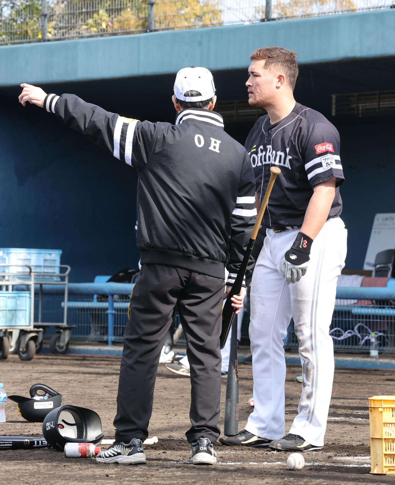 王球団会長から打撃指導を受けるリチャード（撮影・梅根麻紀）
