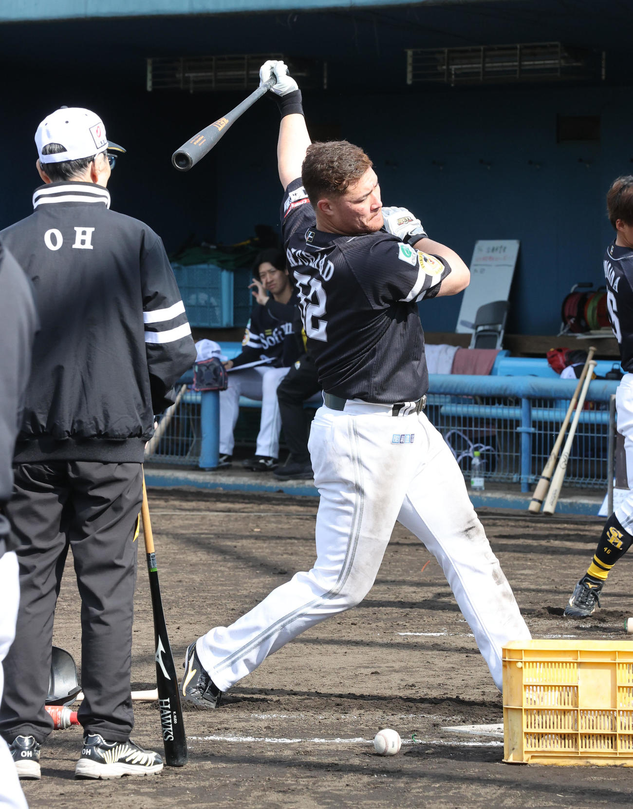 王球団会長から打撃指導を受けるリチャード（撮影・梅根麻紀）