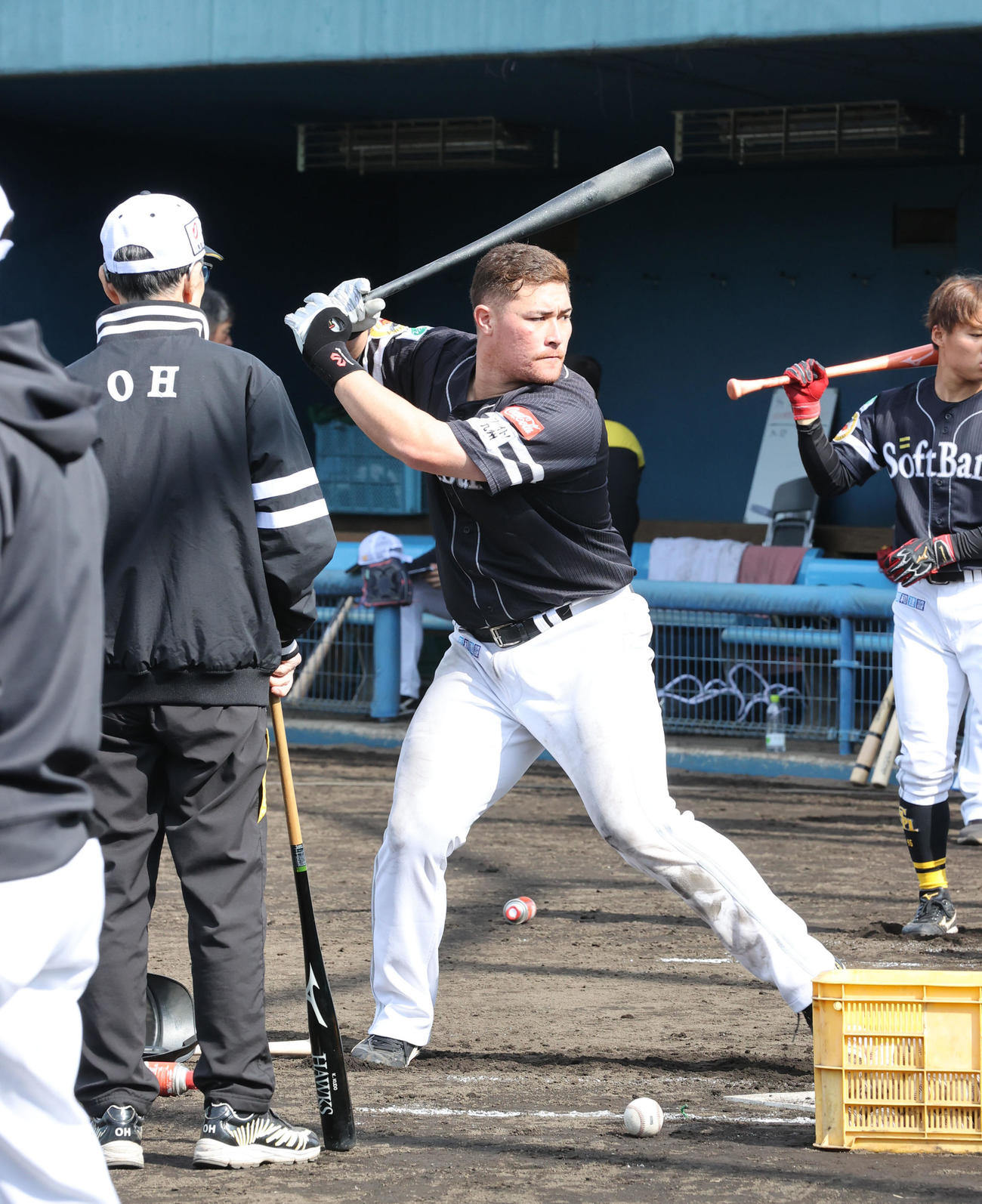 王球団会長から打撃指導を受けるリチャード（撮影・梅根麻紀）