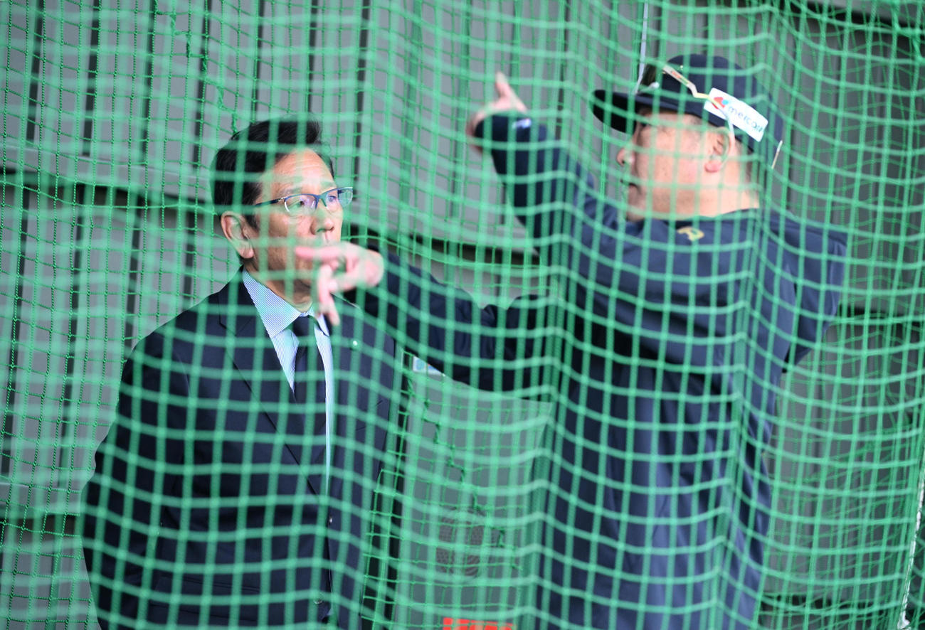 ブルペン裏でオリックス中嶋聡監督（右）と話す日本ハム栗山CBO（撮影・和賀正仁）