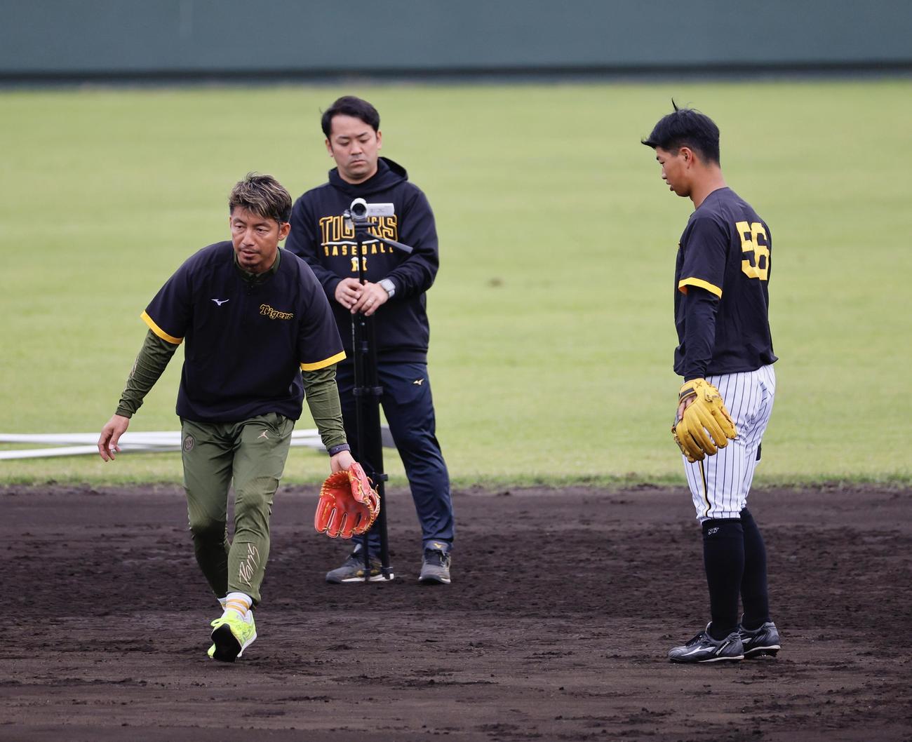 阪神2軍春季キャンプ百崎（右）に守備指導する鳥谷敬臨時コーチ（撮影・藤尾明華）