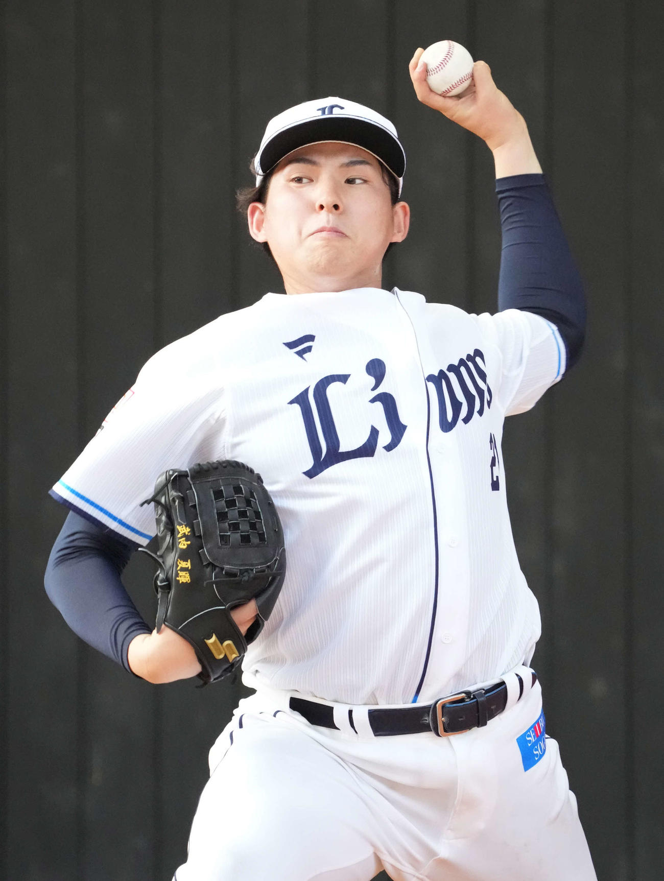 ブルペンで投球する西武ドラフト1位の武内（撮影・小沢裕）