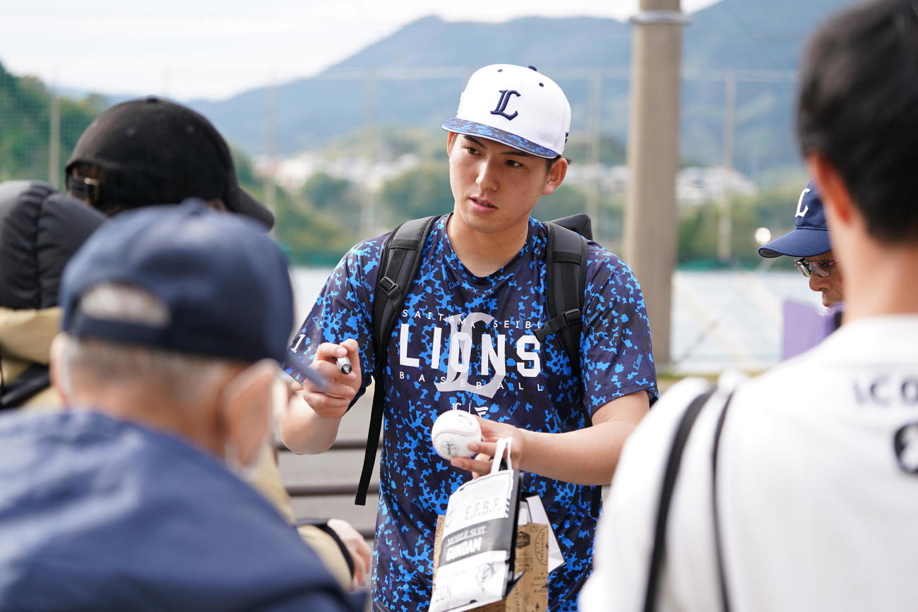 ファンにサインする西武武内（撮影・小沢裕）