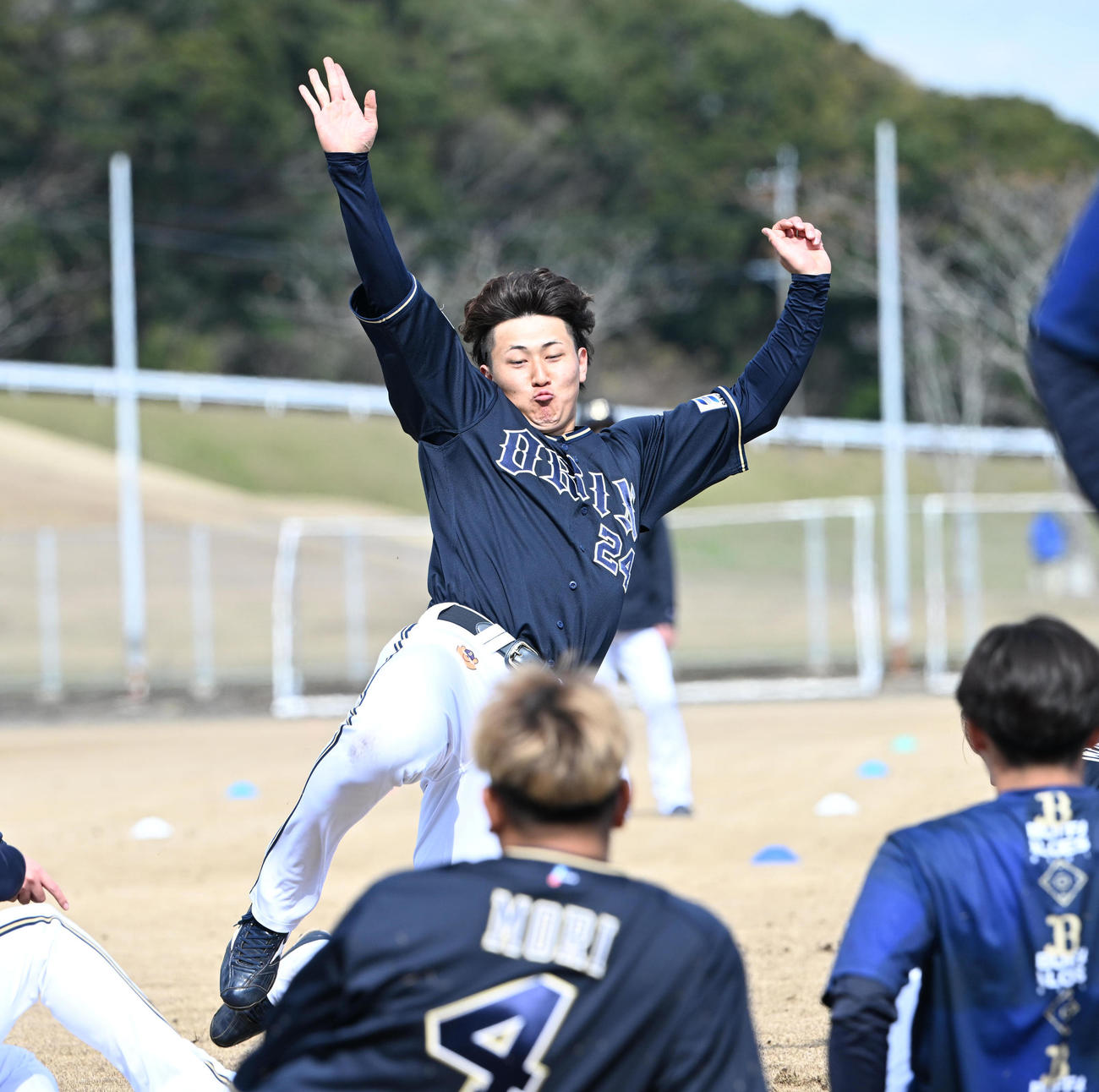 強化走でゴールラインに滑り込みフィニッシュするオリックス紅林（撮影・和賀正仁）