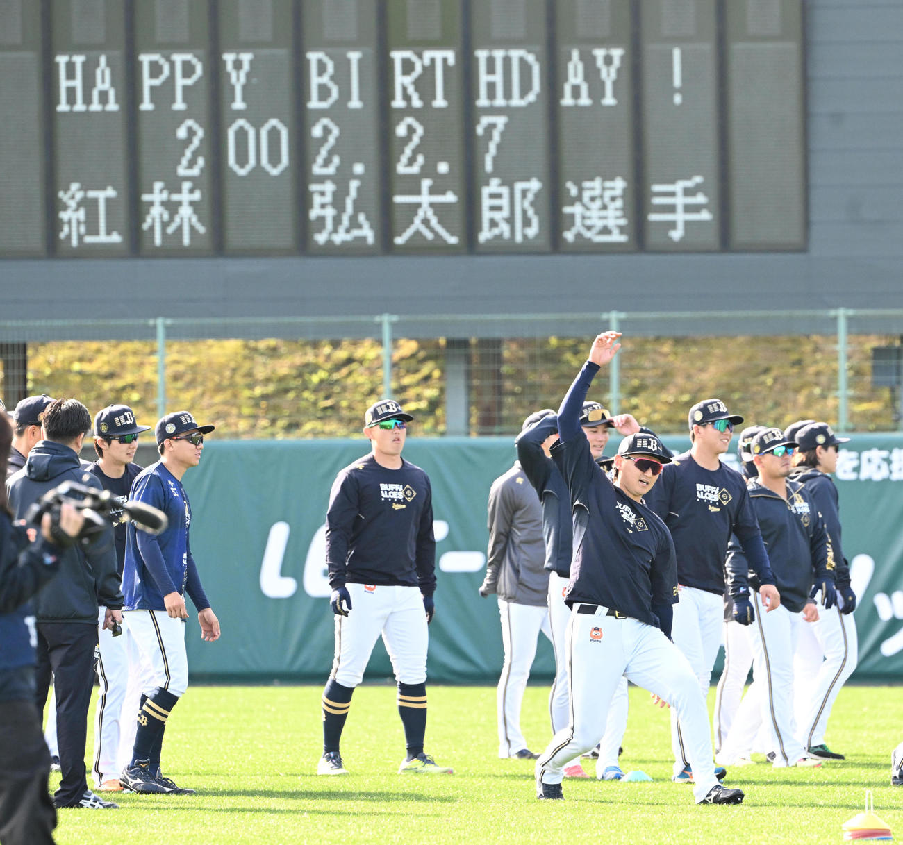 誕生日を迎えたオリックス紅林は笑顔でウオームアップ（撮影・和賀正仁）