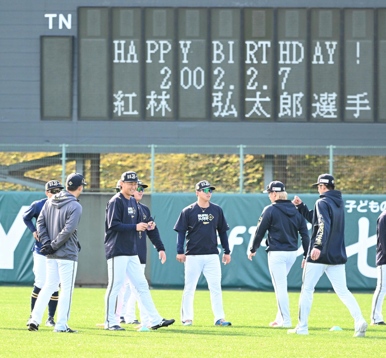 誕生日を迎えたオリックス紅林は笑顔でウオームアップ（撮影・和賀正仁）
