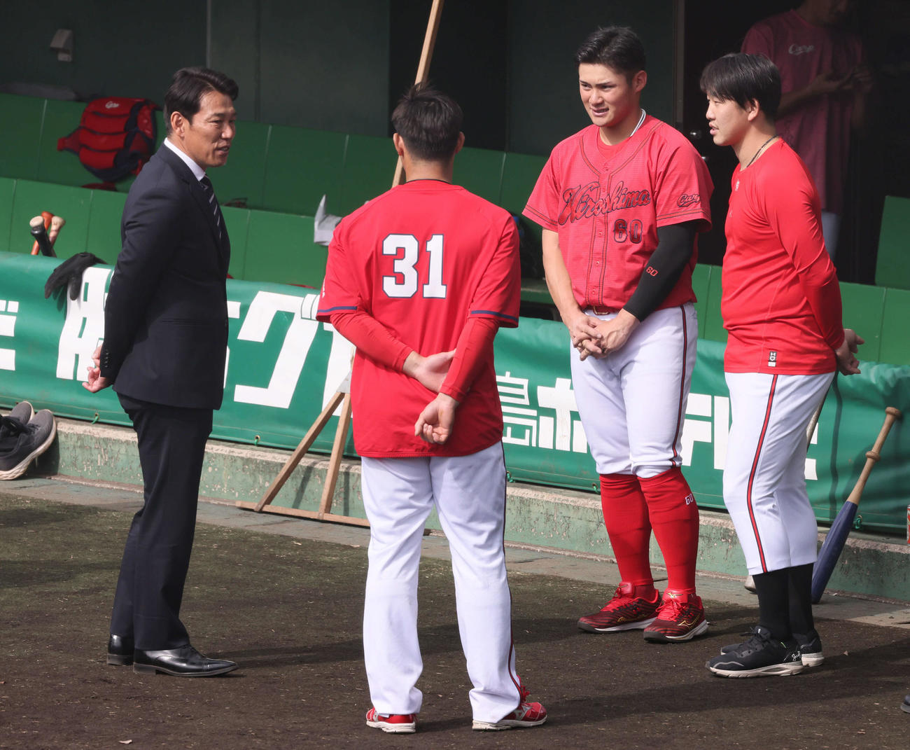 左から侍ジャパンの井端弘和監督、広島坂倉、田村、小園（撮影・加藤孝規）