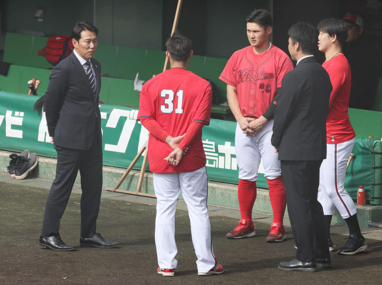 左から侍ジャパンの井端弘和監督、広島坂倉、田村、吉見コーチ、小園（撮影・加藤孝規）