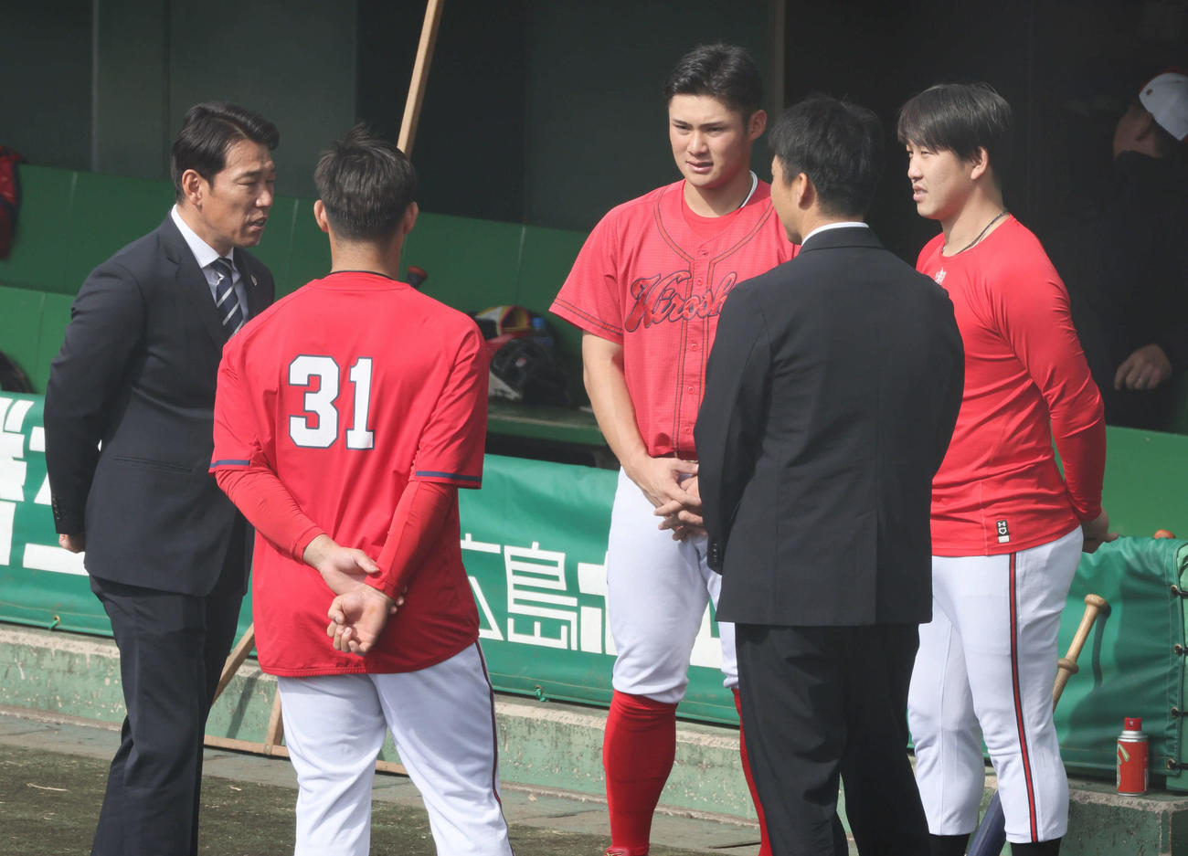 左から侍ジャパンの井端弘和監督、広島坂倉、田村、吉見コーチ、小園（撮影・加藤孝規）