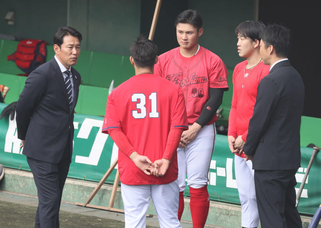 左から侍ジャパンの井端弘和監督、広島坂倉、田村、小園、吉見コーチ（撮影・加藤孝規）
