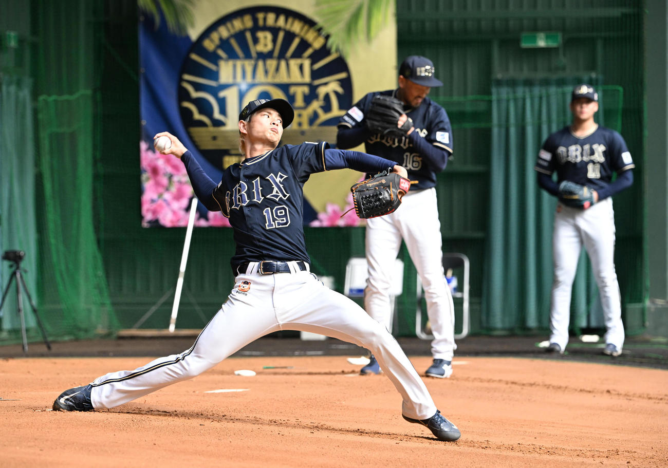 ブルペンに入り投げ込むオリックス山岡（撮影・和賀正仁）