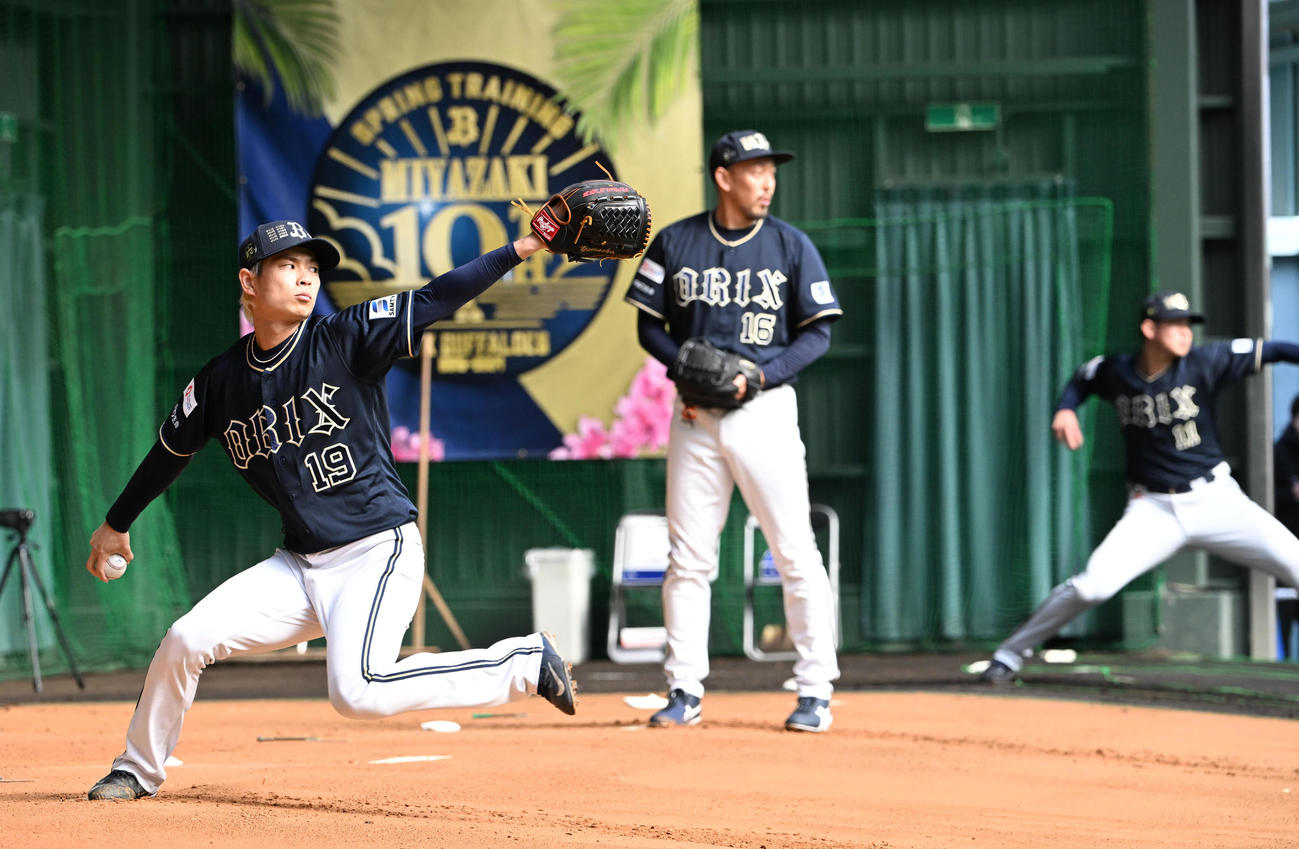 ブルペンに入り投げ込むオリックス山岡（撮影・和賀正仁）