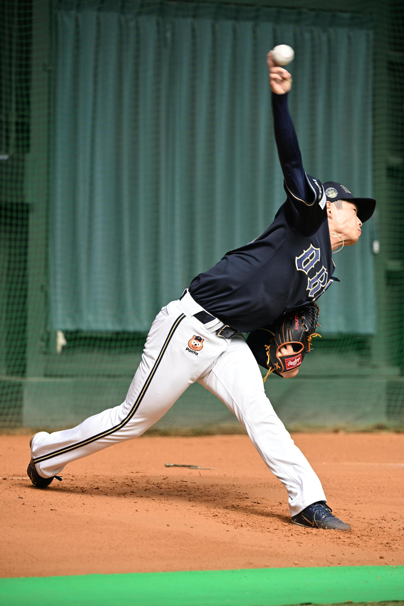 ブルペンに入り投げ込むオリックス山岡（撮影・和賀正仁）