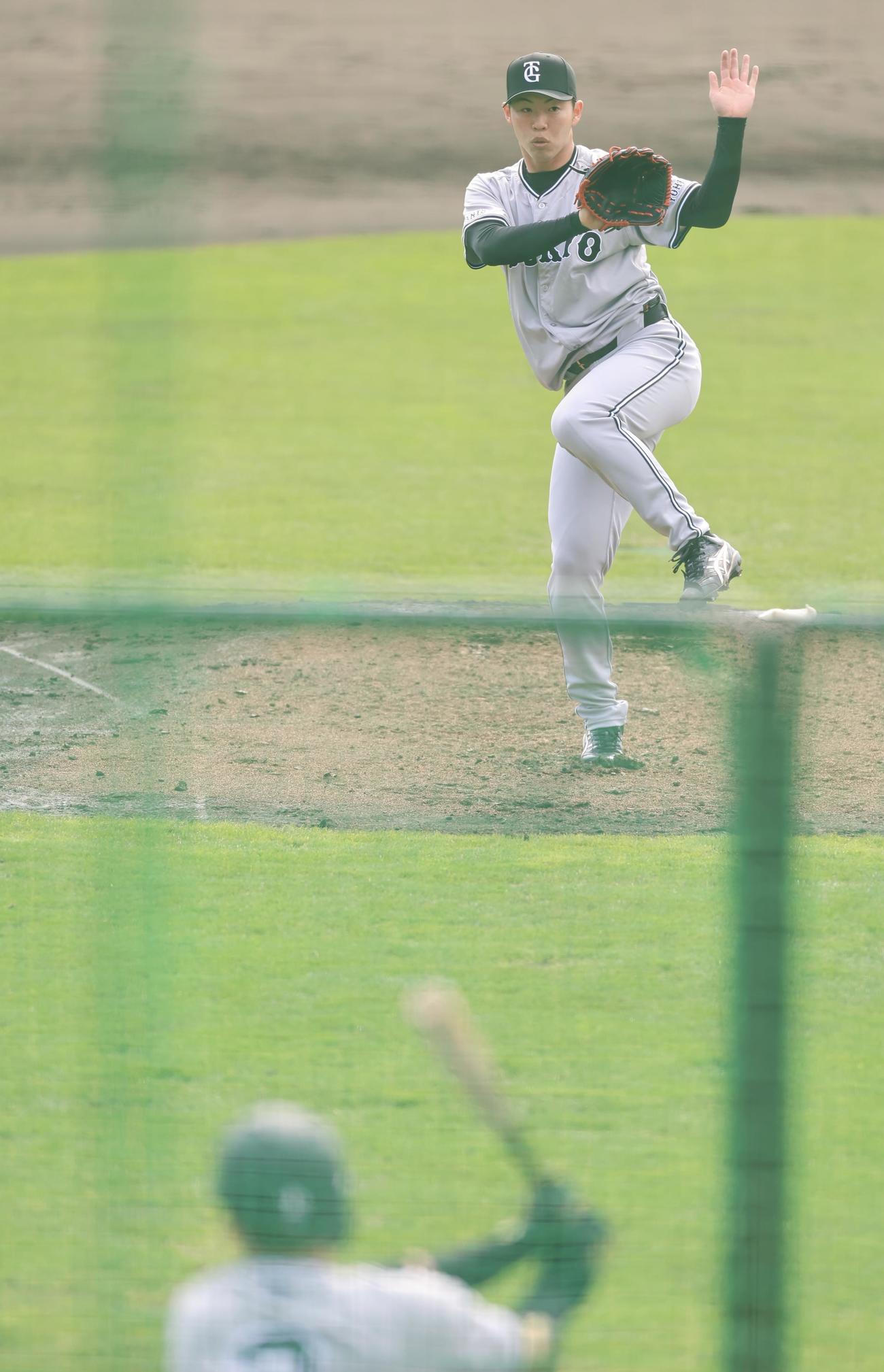 シート打撃で巨人吉川の打球に反応する森田(撮影・浅見桂子)