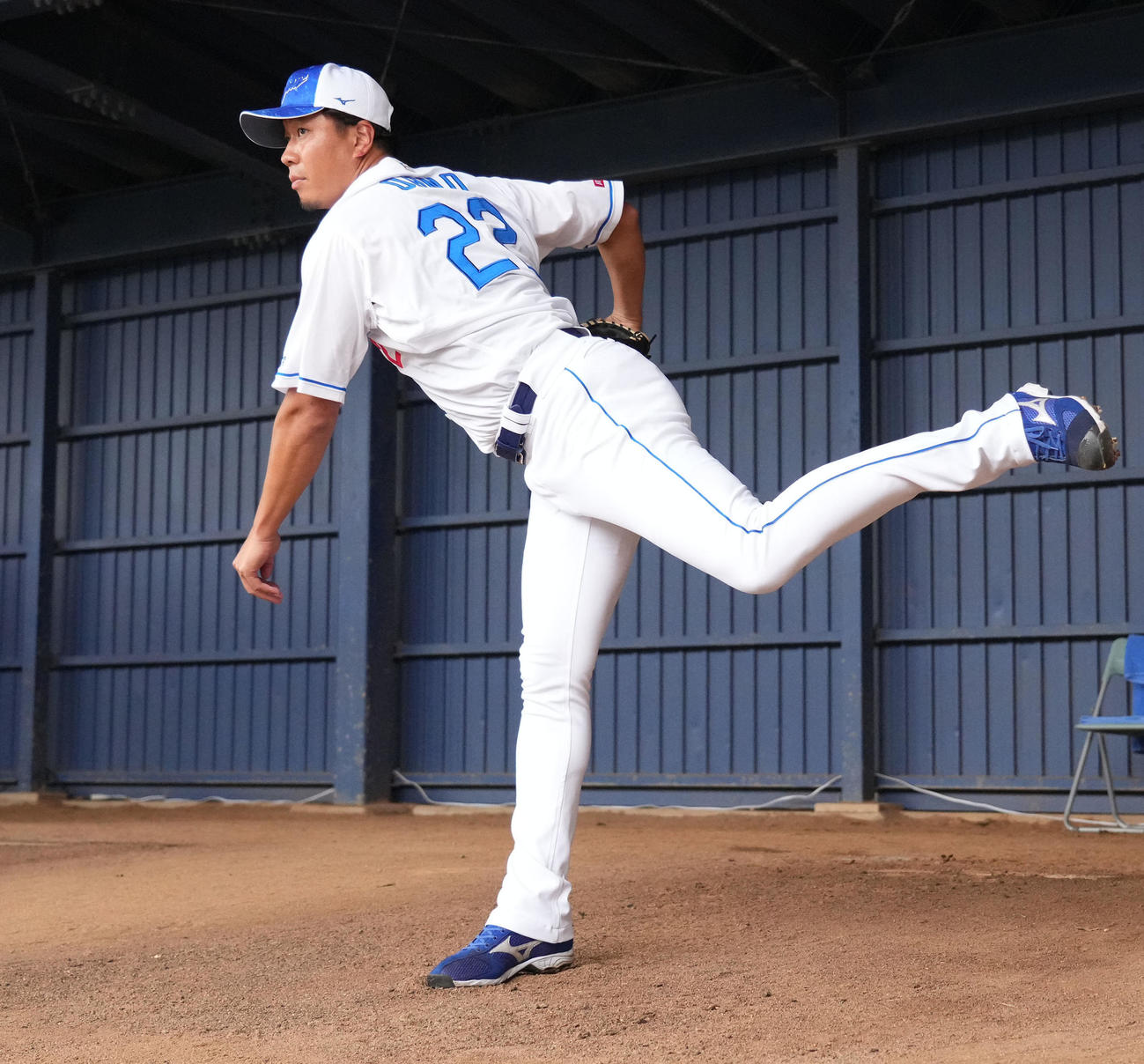 ブルペンに入り投球練習をする大野（撮影・森本幸一）