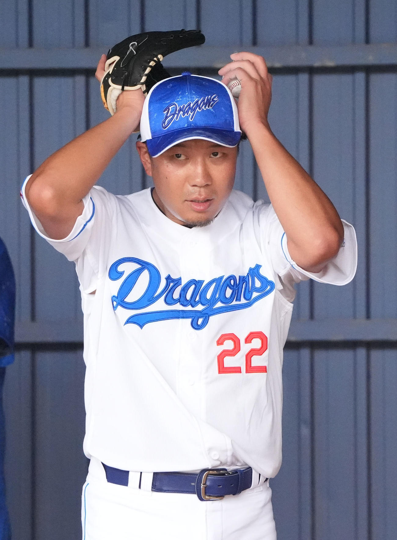 ブルペンに入り投球練習をする大野（撮影・森本幸一）