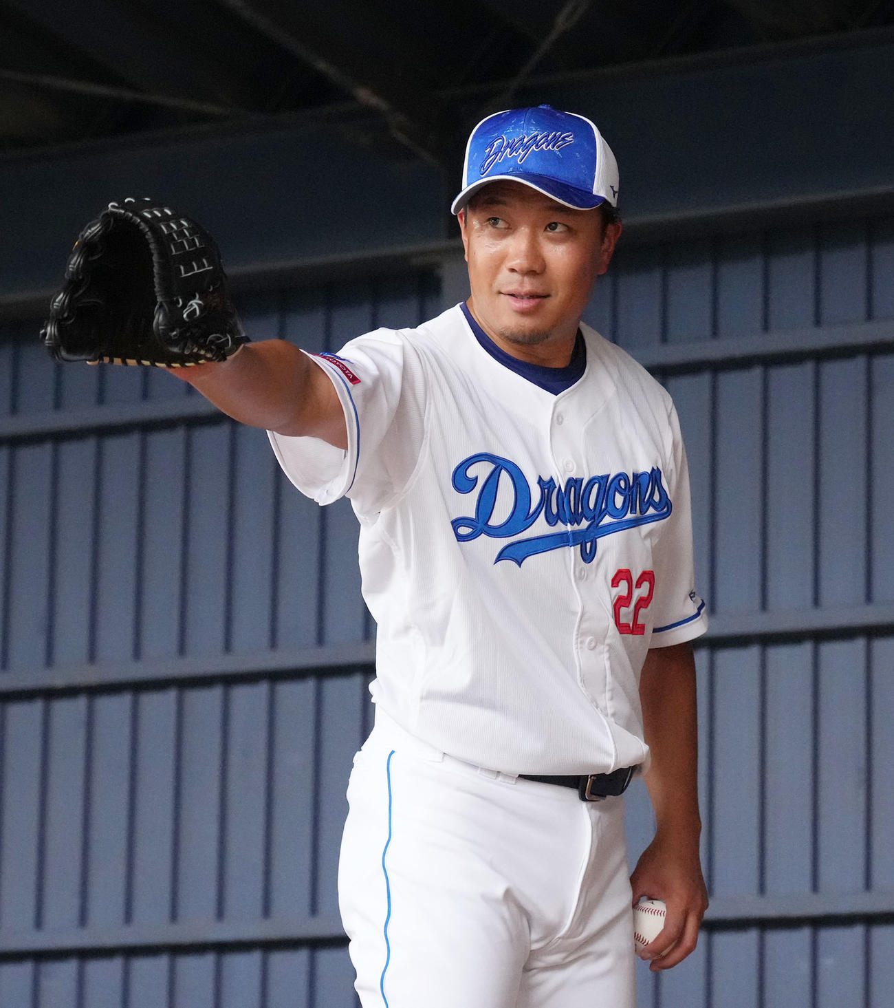 ブルペンに入り投球練習をする大野（撮影・森本幸一）